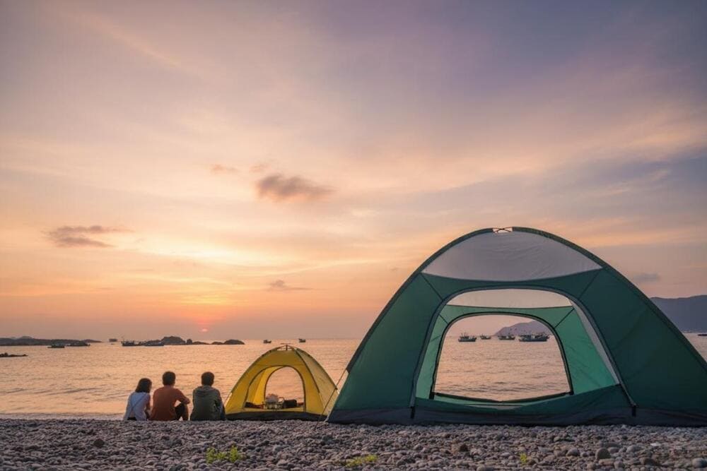 Bãi Rạng có bãi biển rộng rất thích hợp cho hoạt động cắm trại.